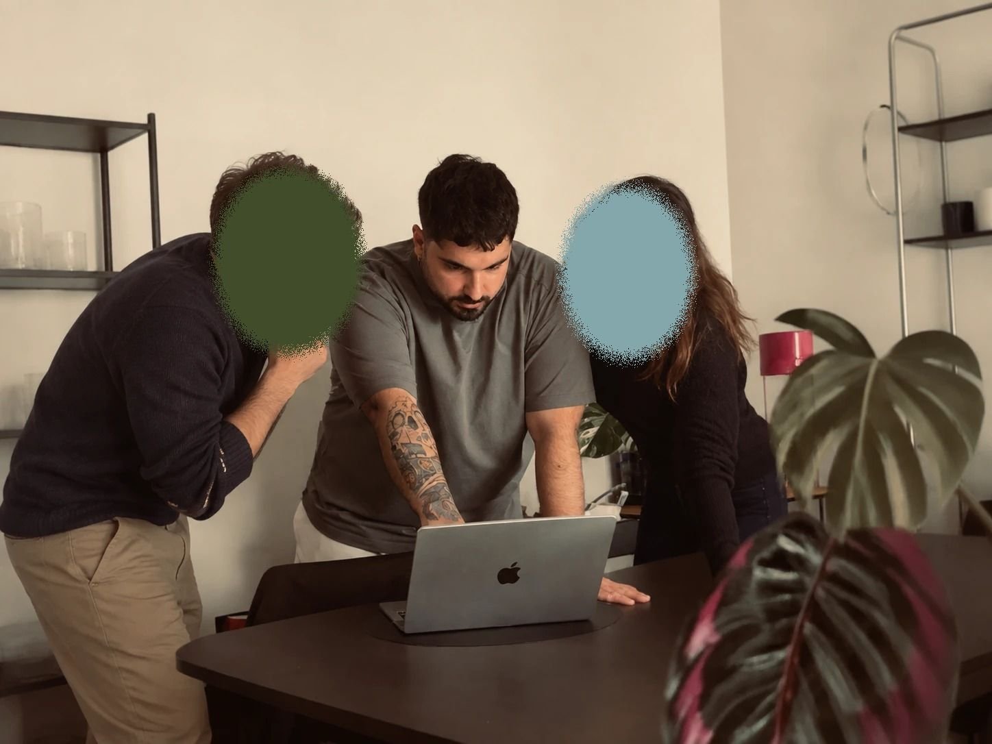 Charles-Antoine Alba showing a project to two clients on his laptop